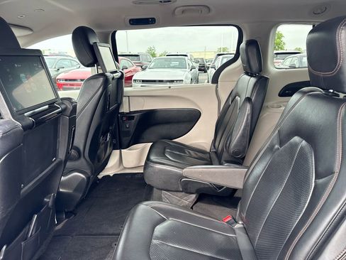 Used 2018 Chrysler Pacifica Touring-L Plus FWD image 12