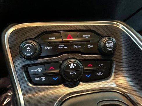 Used 2018 Dodge Challenger R/T Scat Pack w/ Leather Interior Group RWD image 32