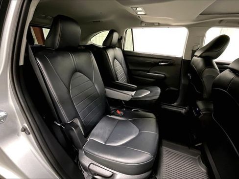 Used 2022 Toyota Highlander XLE AWD/4WD image 27