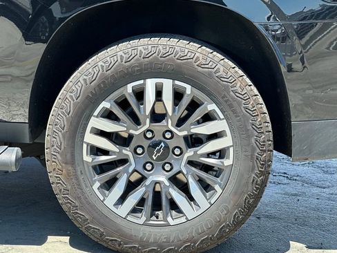 Used 2025 Chevrolet Suburban Z71 image 3