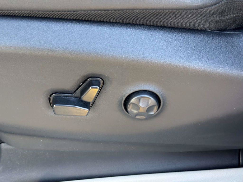 Used 2023 Chrysler Pacifica Touring-L FWD image 20