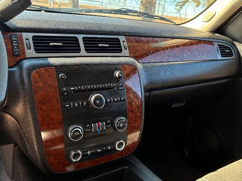 Used 2008 Chevrolet Suburban LT w/ Convenience Package 1 image 10