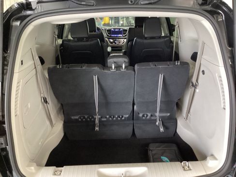 Used 2024 Chrysler Pacifica Limited FWD image 5