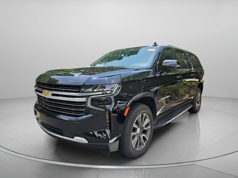 Used 2023 Chevrolet Suburban LT w/ LT Signature Plus Package AWD/4WD image 1