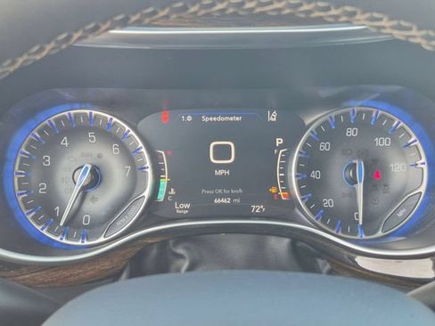 Used 2023 Chrysler Pacifica Limited FWD image 18