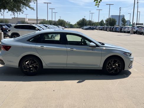 Used 2025 Volkswagen Jetta SE w/ Sunroof Package FWD image 11