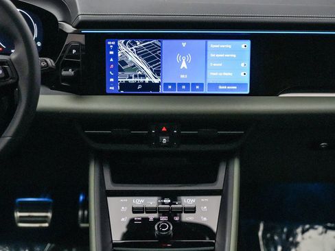 Certified 2025 Porsche Macan 4S Electric AWD/4WD image 15