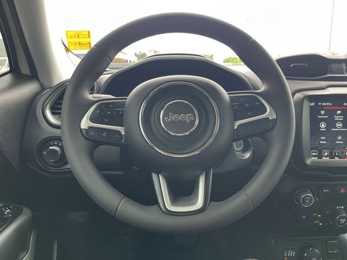 Used 2023 Jeep Renegade Latitude AWD/4WD image 9