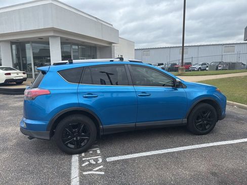 Used 2018 Toyota RAV4 LE FWD image 11