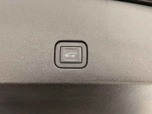 Used 2025 Cadillac XT6 Premium Luxury image 13