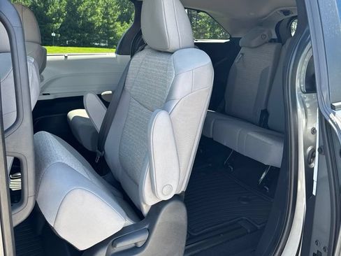 Used 2026 Toyota Sienna LE FWD image 7