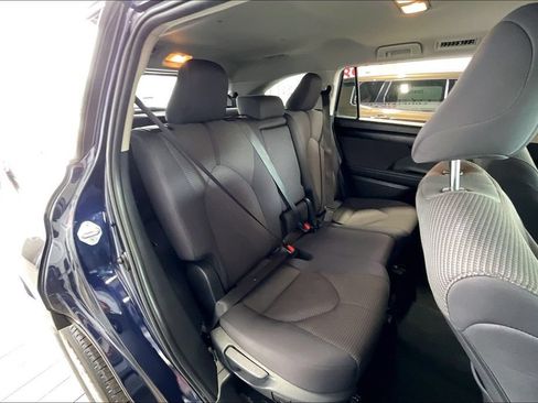 Used 2025 Toyota Highlander LE FWD image 16