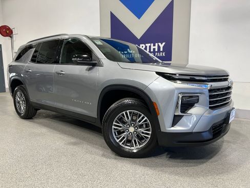 Used 2024 Chevrolet Traverse LT w/ Trailering Package FWD image 2