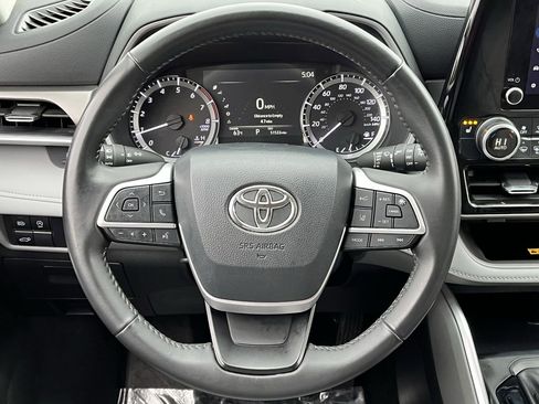 Used 2024 Toyota Highlander XLE FWD image 11