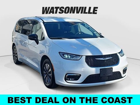 Used 2024 Chrysler Pacifica Select image 1