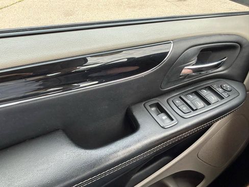 Used 2014 Chrysler Town & Country Touring-L FWD image 27