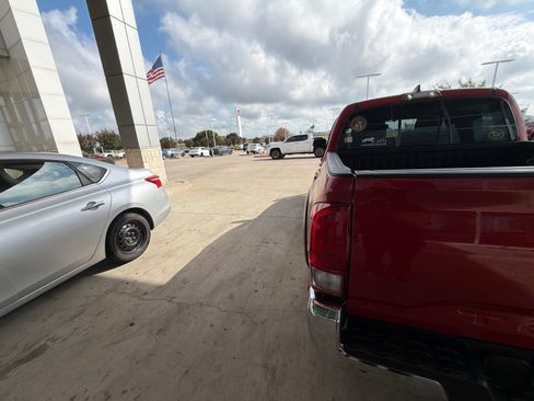 Used 2017 Toyota Tacoma TRD Off-Road w/ Tow Package (A/T) AWD/4WD image 5