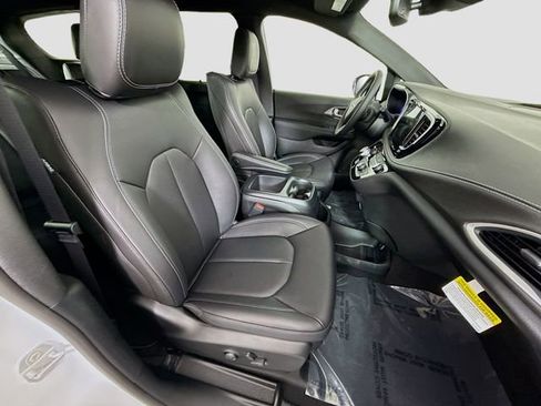New 2026 Chrysler Pacifica Select FWD image 29