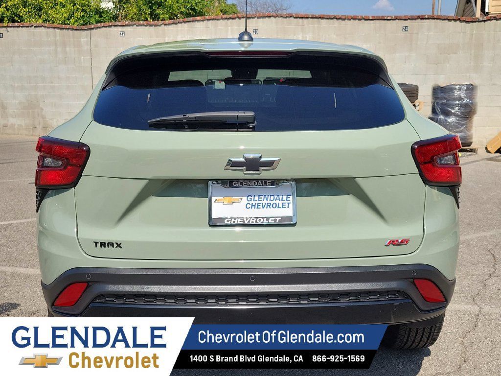 Used 2024 Chevrolet Trax RS w/ Driver Confidence Package FWD image 4