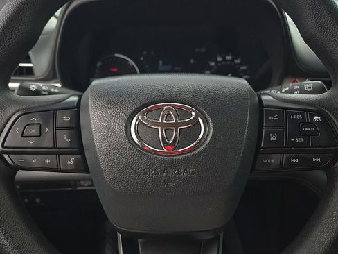Used 2025 Toyota Sienna LE image 19