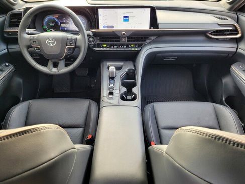 Used 2023 Toyota Crown Limited image 17