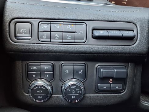 Used 2022 GMC Yukon XL Denali w/ Denali Premium Package image 22