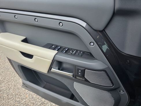 Used 2023 Land Rover Defender 130 X-Dynamic SE image 15