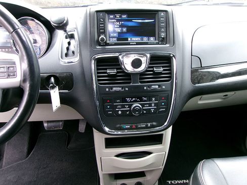 Used 2015 Chrysler Town & Country Touring-L w/ Driver Convenience Group image 18