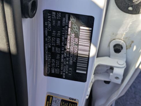 Used 2024 Hyundai Venue SEL image 35