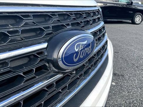 Used 2023 Ford Explorer XLT AWD/4WD image 32