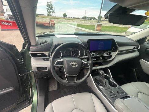 Used 2023 Toyota Highlander XLE AWD/4WD image 14