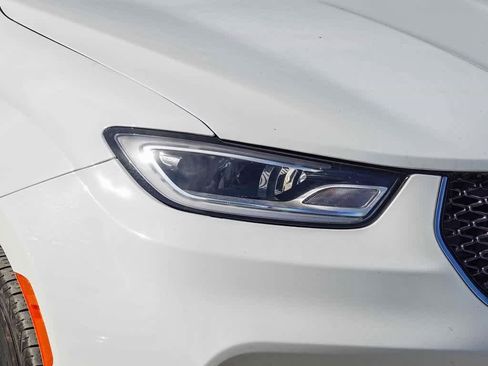 Certified 2023 Chrysler Pacifica Touring-L image 4