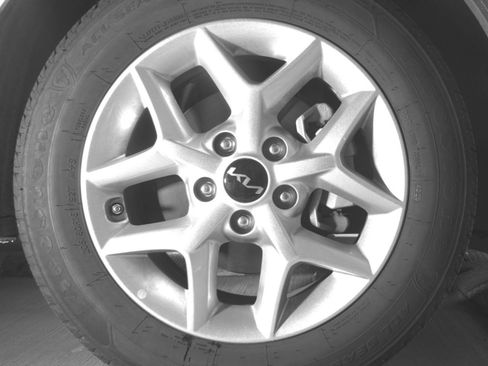 Used 2025 Kia Soul LX w/ LX Technology Package FWD image 16