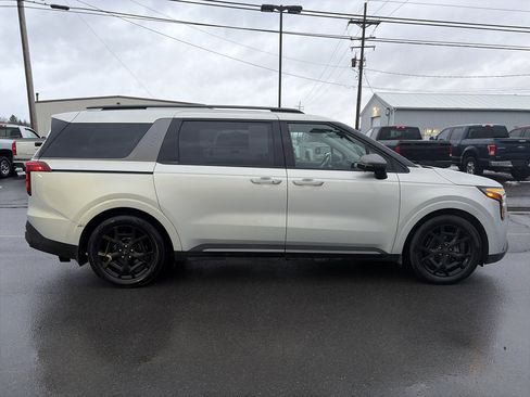 Used 2025 Kia Carnival SX w/ SX Dark Edition Package image 2