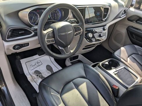 Used 2023 Chrysler Pacifica Touring-L image 13
