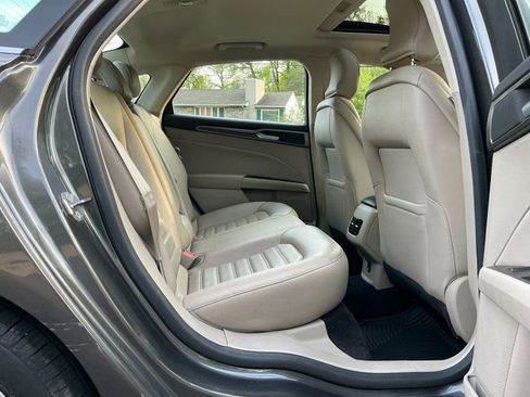 Used 2017 Ford Fusion SE image 12