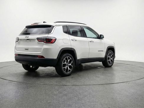 Used 2025 Jeep Compass Limited image 9