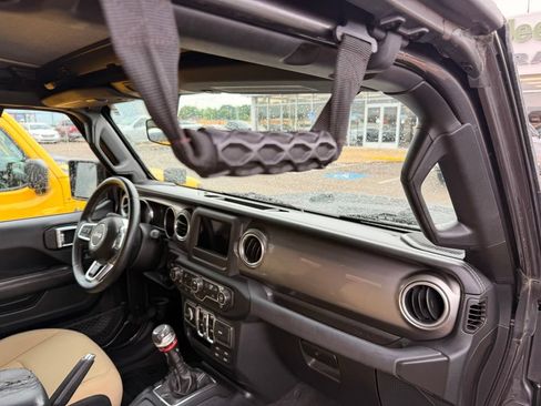 Used 2018 Jeep Wrangler Unlimited Sahara AWD/4WD image 29