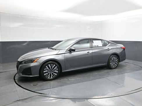 Used 2024 Nissan Altima 2.5 SV image 1