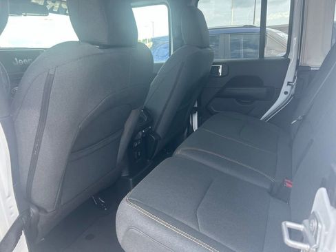 Used 2025 Jeep Wrangler Unlimited Sahara image 6