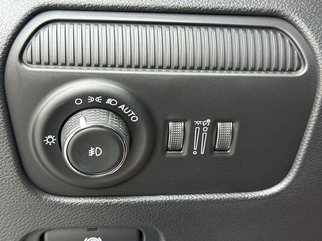 Used 2025 Jeep Wagoneer 4WD image 23