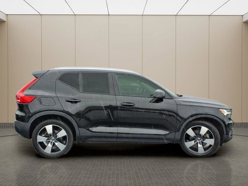 Used 2020 Volvo XC40 T5 Momentum w/ Protection Package Premier image 5