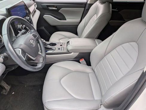 Used 2023 Toyota Highlander XLE AWD/4WD image 14