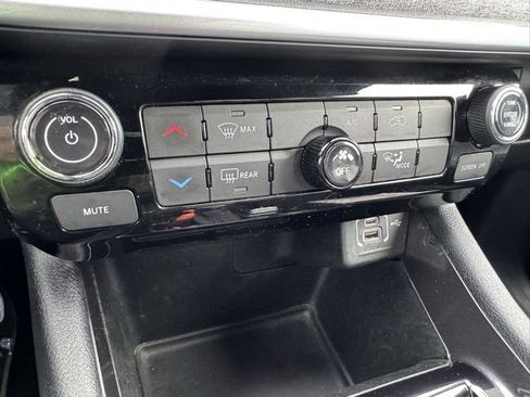 Used 2024 Jeep Compass Latitude image 10