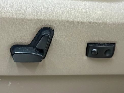 Used 2013 Chrysler Town & Country Touring-L w/ Driver Convenience Group image 20