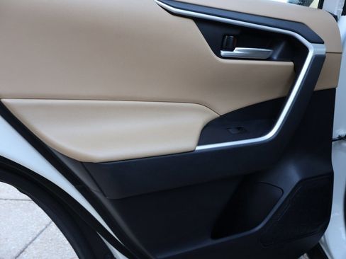 Used 2021 Toyota RAV4 XLE w/ Convenience Package image 18