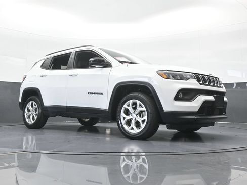 Used 2024 Jeep Compass Latitude AWD/4WD image 57
