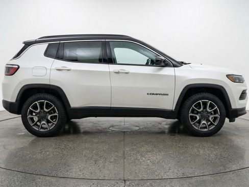 Used 2025 Jeep Compass Trailhawk AWD/4WD image 11