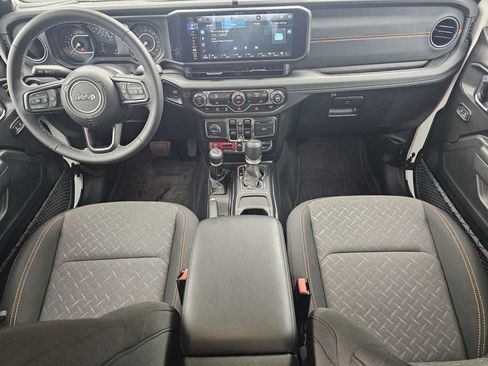 Used 2025 Jeep Gladiator Mojave w/ Technology Group AWD/4WD image 16