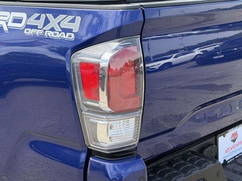 Used 2022 Toyota Tacoma TRD Off-Road w/ Technology Package AWD/4WD image 15
